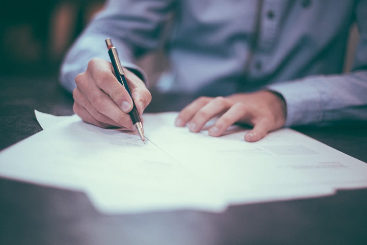 Contrat DJ mariage 2026 — signature d'un contrat événementiel sur bureau