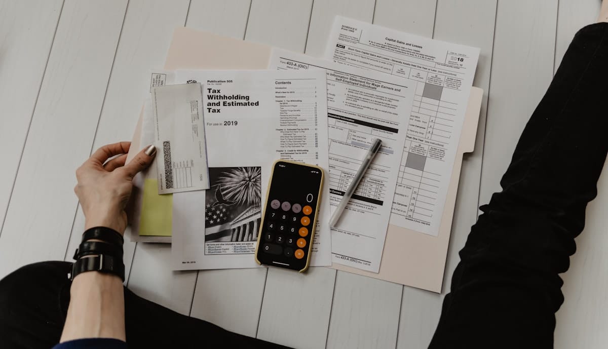 Calculatrice et documents financiers pour la déclaration de chiffre d'affaires auto-entrepreneur 2026